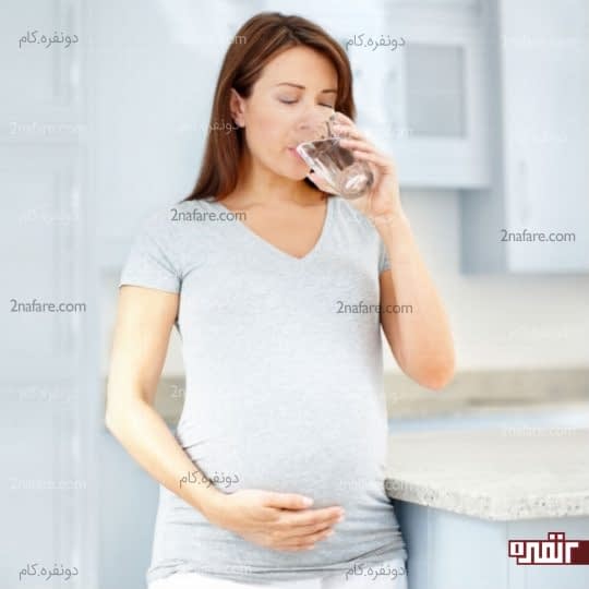 در بارداری آب کافی بنوشید