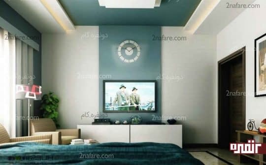 رنگ آمیزی بخشی از دیوار پشت تلویزیون در اتاق نشیمن