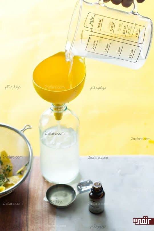 ریختن سرکه در بطری اسپری دار