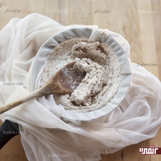 ریختن شیر بادام در تنظیف پارچه ای