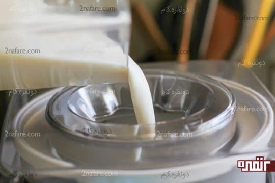 ریختن مواد داخل کاسه مخصوص بستنی ساز