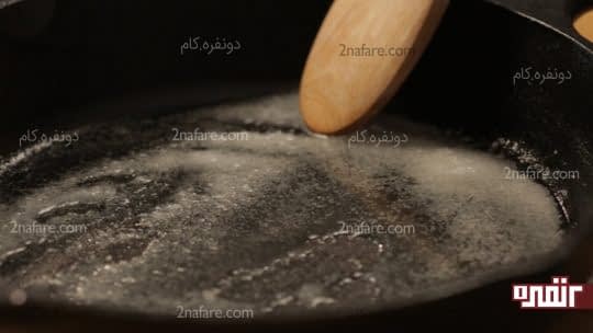 اسکراب کردن کف تابه با نمک