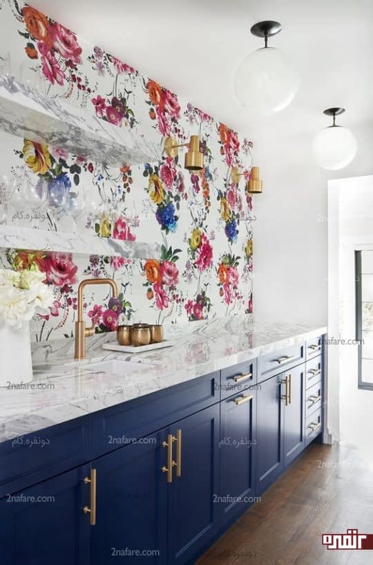 طراحی بک اسپلش آشپزخانه با کاغذدیواری گلدار و خوشرنگ