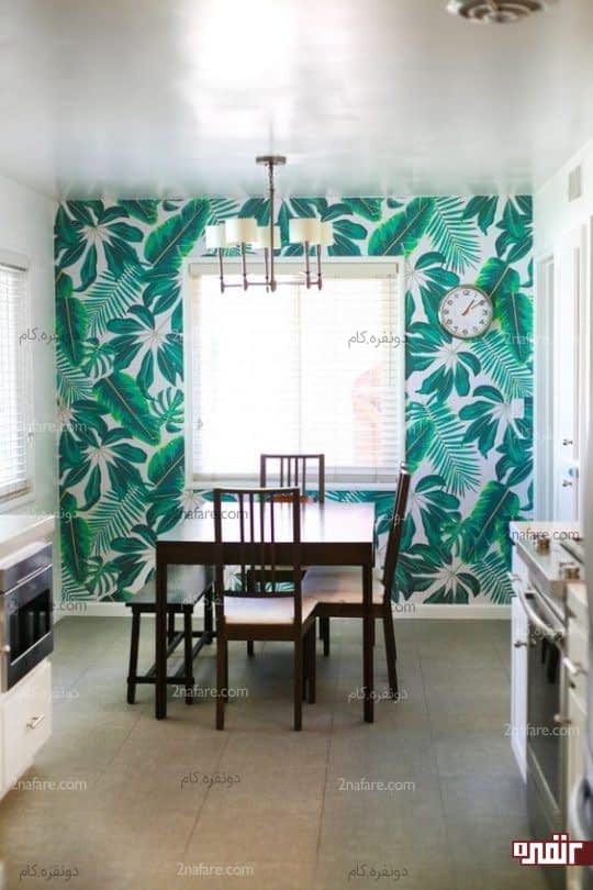 طراحی یک دکوراسیون آشپزخانه با کاغذ دیواری طرح برگ درختان استوایی