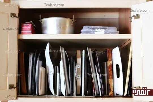 قرار دادن عمودی سینی ها در کنار هم داخل کابینت