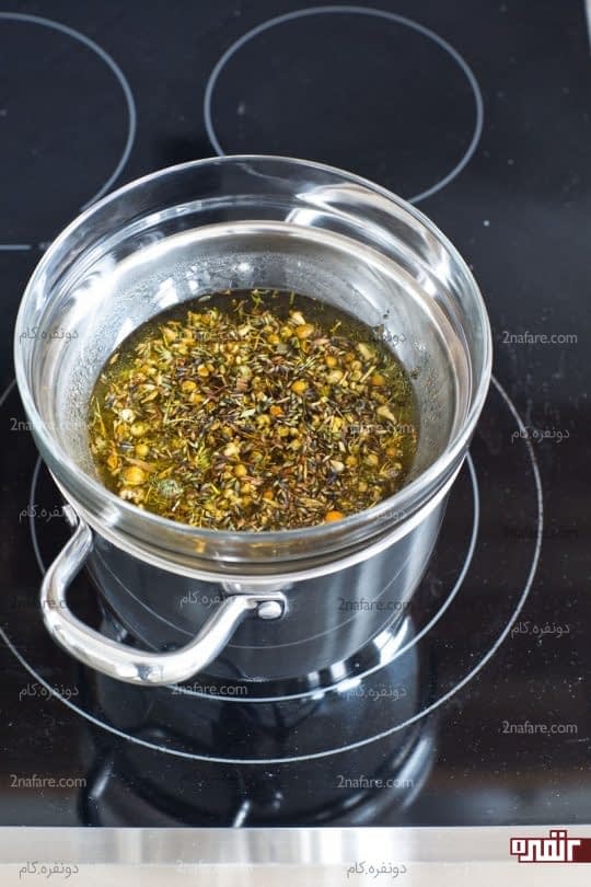 قرار دادن مخلوط گیاهان و روغن روی بخار آب