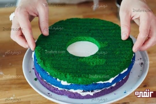 قرار دادن کیک سبز رنگ روی لایه های زیری
