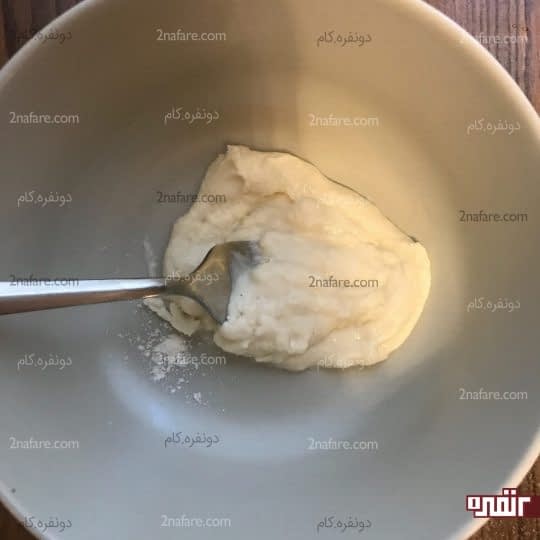 مخلوط کردن آرد و آب