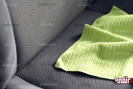 پاک کردن صندلی با دستمال میکروفایبر