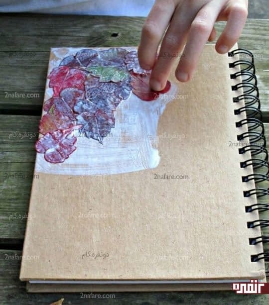 چسباندن برگها روی جلد دفترچه