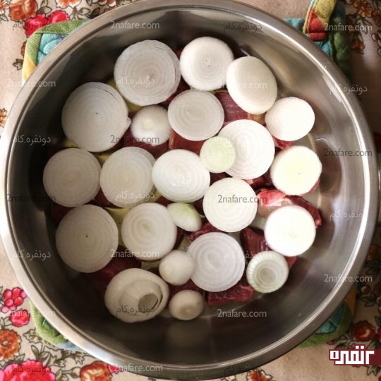 چیدن یک لایه پیاز روی گوشت ها