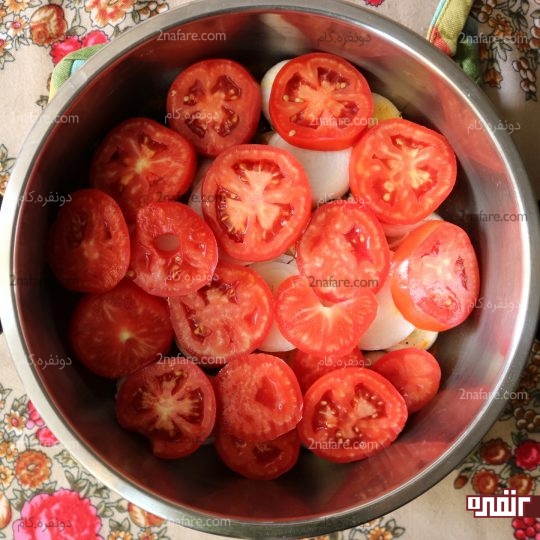 چیدن یک لایه گوجه