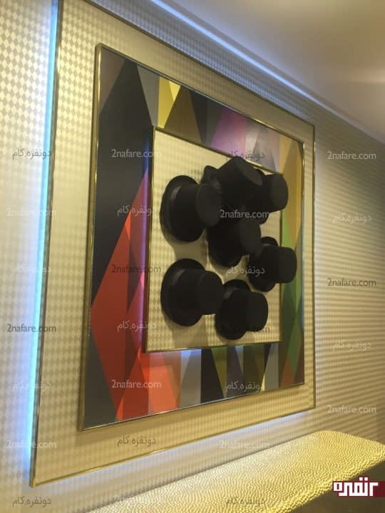کلکسیون کلاه ها برای تزیین دیوار اتاق نشیمن