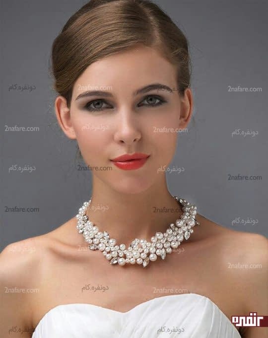 گردنبند بزرگ و لباس دکلته بدون گوشواره