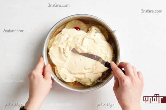ریختن مایه کیک توی قالب