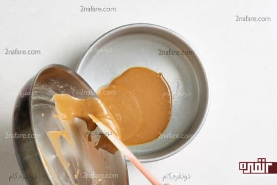 ریختن مخلوط کره و شکر در قالب کیک