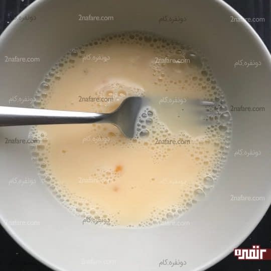 مخلوط کردن تخم مرغ و شیر