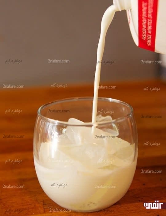 ریختن یخ و شیر داخل لیوان