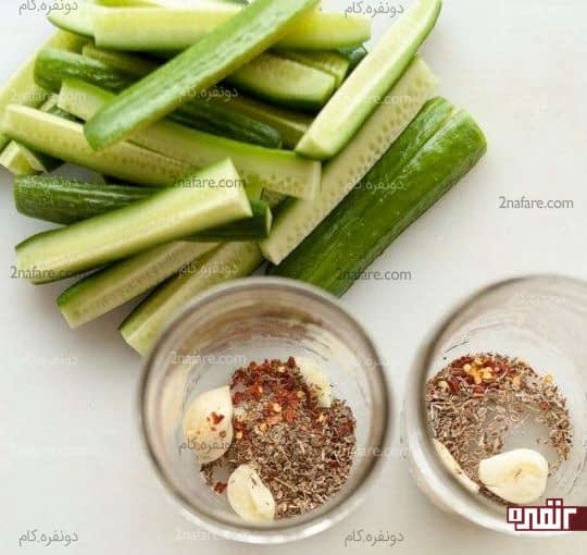 ریختن سیر، تخم شوید و فلفل درون شیشه