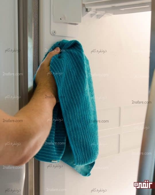تمیز کردن داخل فریزر با دستمال
