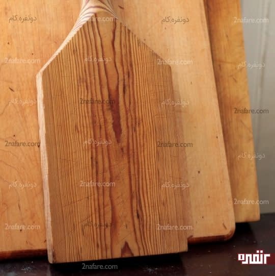خیس خوردن روغن روی تخته چوبی