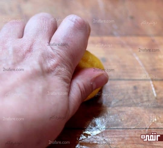 کشیدن لیمو روی تخته چوبی