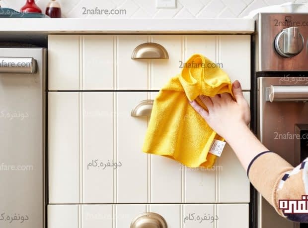 روش تمیز کردن لکه های چربی روی کابینت خیس کردن لکه ها با آب گرم