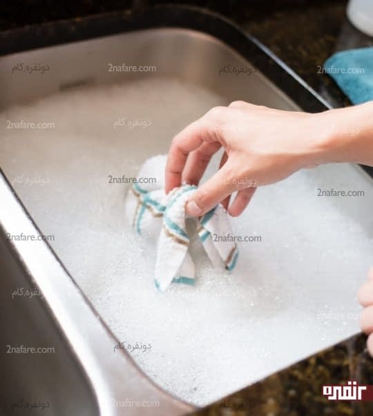 خیس کردن پارچه با مخلوط آب و صابون ظرفشویی