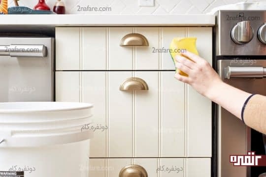 تمیز کردن لکه ها با اسفنج و مایع ظرفشویی