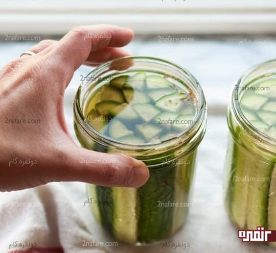 تکان دادن شیشه برای خارج شدن هوای آن
