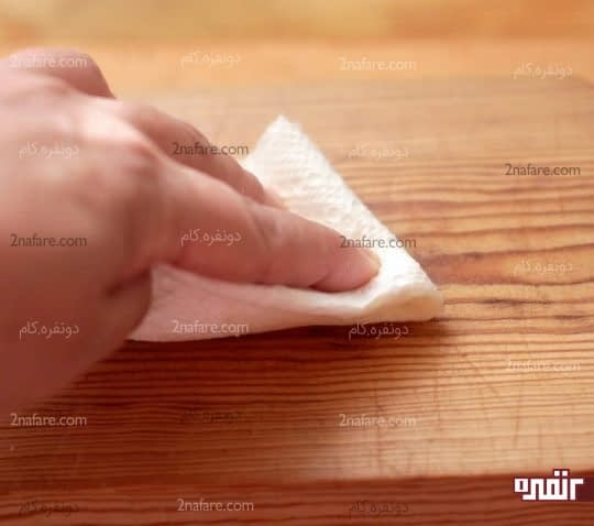 پخش کردن روغن روی تخته چوبی