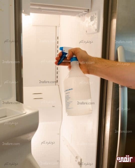 اسپری کردن محلول سرکه و آب داخل فریزر