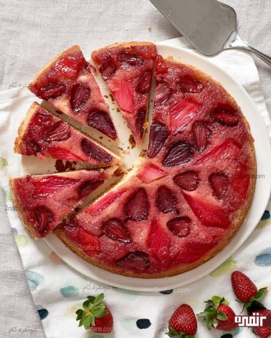 طرز تهیه کیک آپساید داون توت فرنگی