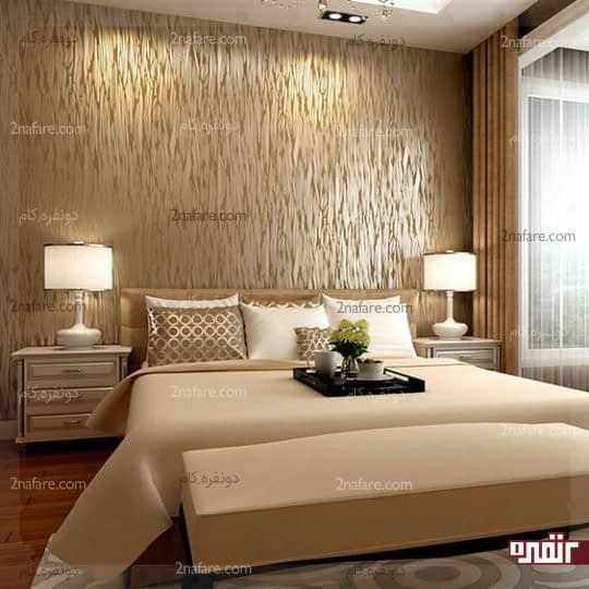 اتاق خواب گرم و دنج با کاغذدیواری متالیک طلایی