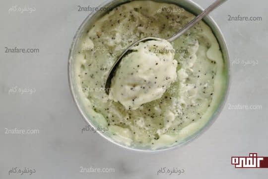 استفاده از قاشق بزرگ داغ شده برای سرو یخ در بهشتی