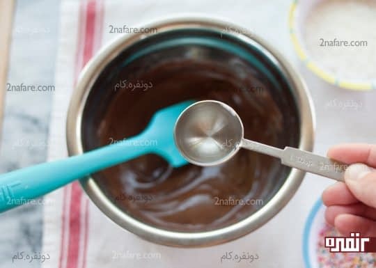 اضافه کردن روغن به شکلات مذاب