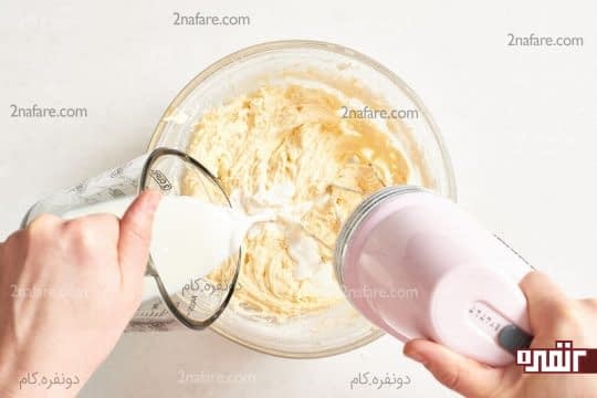 اضافه کردن شیر و مخلوط آرد