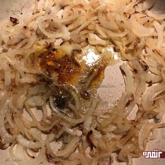 اضافه کردن فلفل و زرچوبه