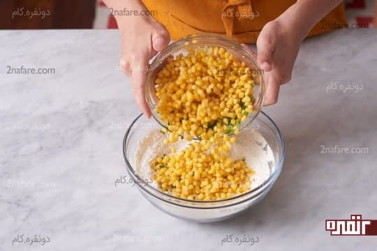 اضافه کردن ذرت و پیازچه به مواد خشک