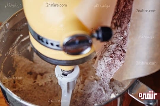 اضافه کردن نیمی از مخلوط آرد