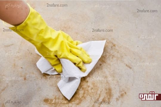تمیز کردن مواد باقی مونده با دستمال توالت