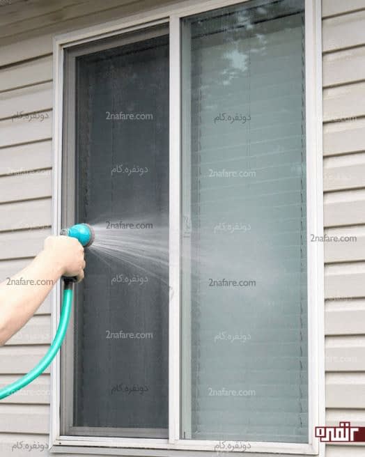 تمیز کردن پنجره ها در روز ابری
