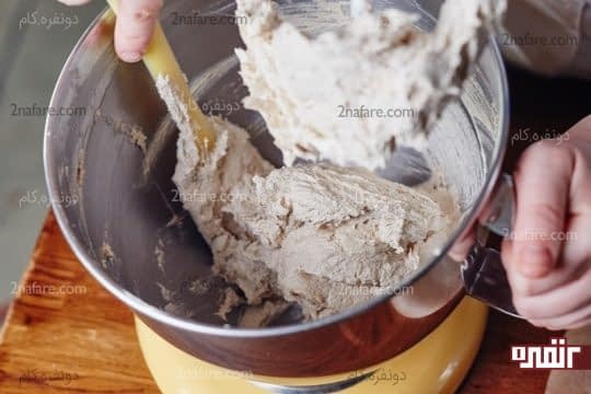 جمع کردن کره و شکر مخلوط شده در وسط کاسه