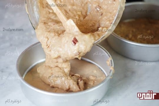 ریختن مایه کیک در قالب