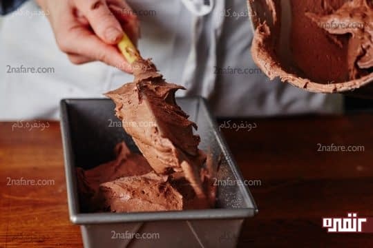 ریختن مایه کیک در قالب مخصوص