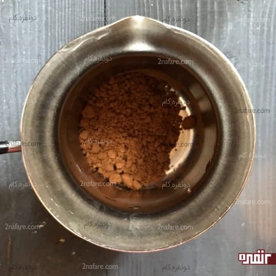 ریختن پودر قهوه داخل قهوه جوش