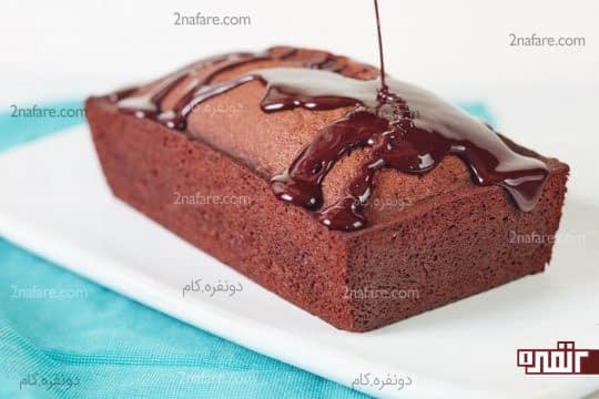 ریختن گاناش یا شکلات مذاب روی کیک