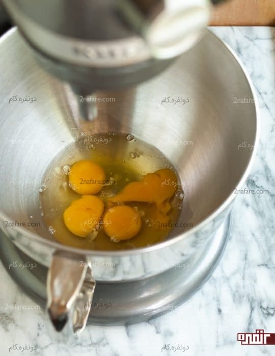 شکستن تخم مرغ ها در ظرف مناسب