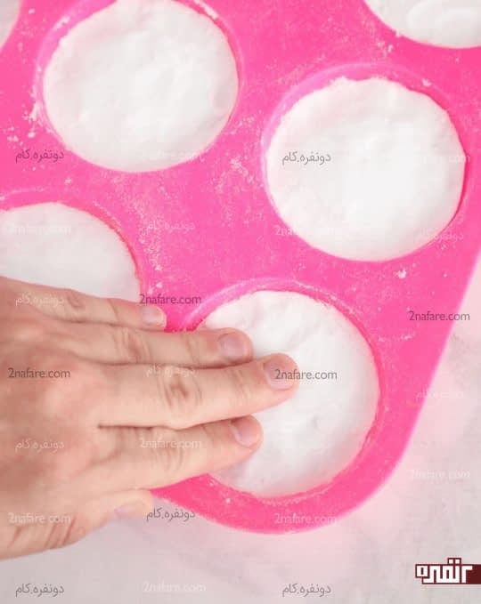 قرار دادن مواد در قالب مافین