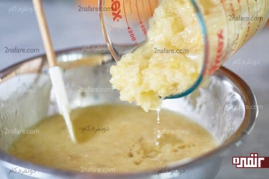 مخلوط کردن تخم مرغ، روغن و میوه ها
